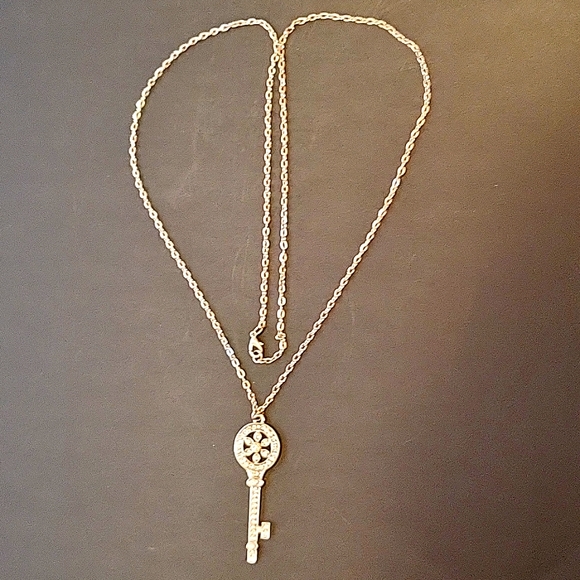 NWOT Key-to-my-Heart Pendant, Silver-tone Chain,  32" - Picture 2 of 7